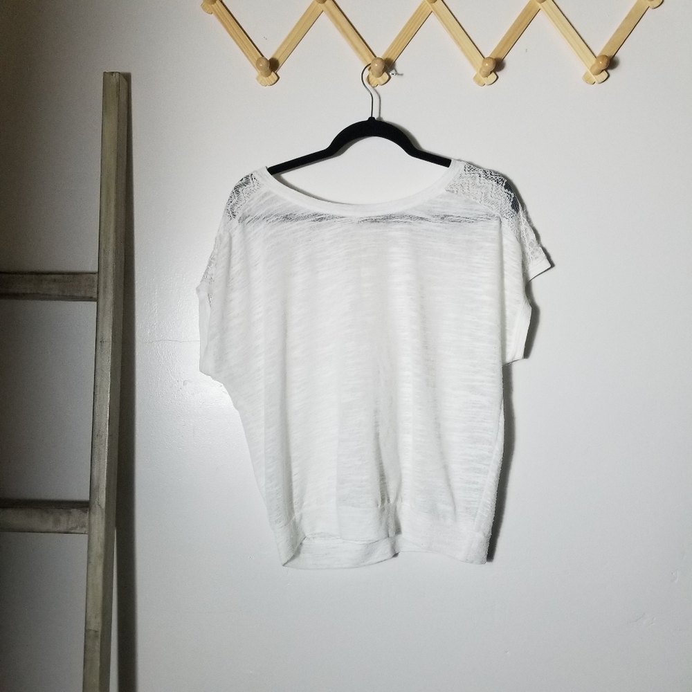 WHITE FLOWY BLOUSE WITH LACE APPROX SIZE XL